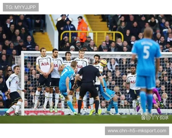 热刺通过二次进攻形成威胁，库卢切夫斯基补射没踢正