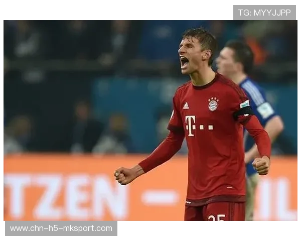 莱万背身支点转眼射门——极致瞬间中的技术之美